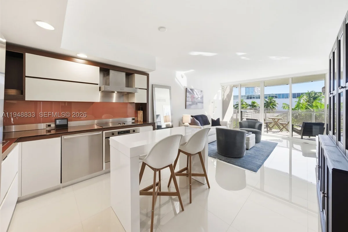 2155 Washington Ct #303, Miami Beach: photo 1 of 17