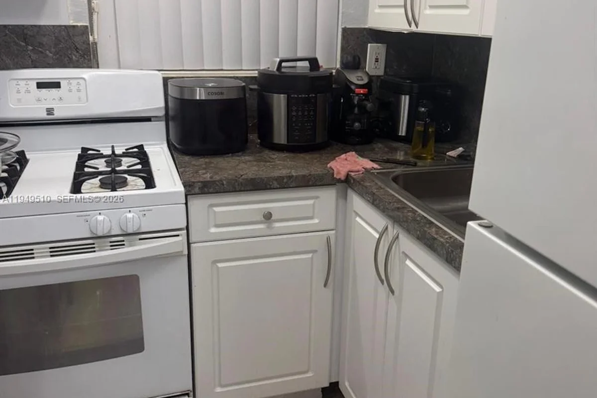 350 E 21st St #108, Hialeah: photo 1 of 11