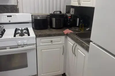 350 E 21st St #108, Hialeah: photo 1 of 11