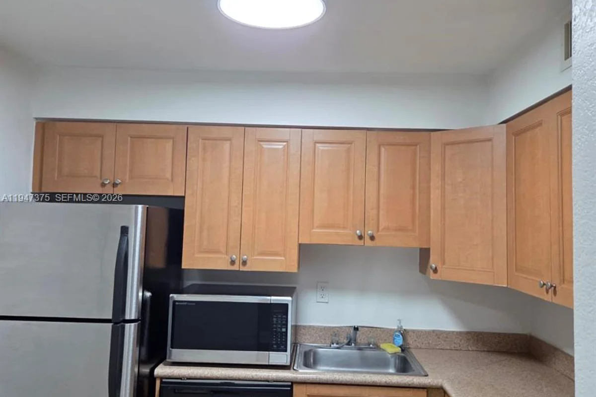 5221 Geneva Way #302, Doral: photo 1 of 11