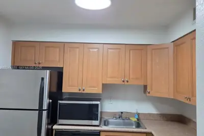 5221 Geneva Way #302, Doral: photo 1 of 11