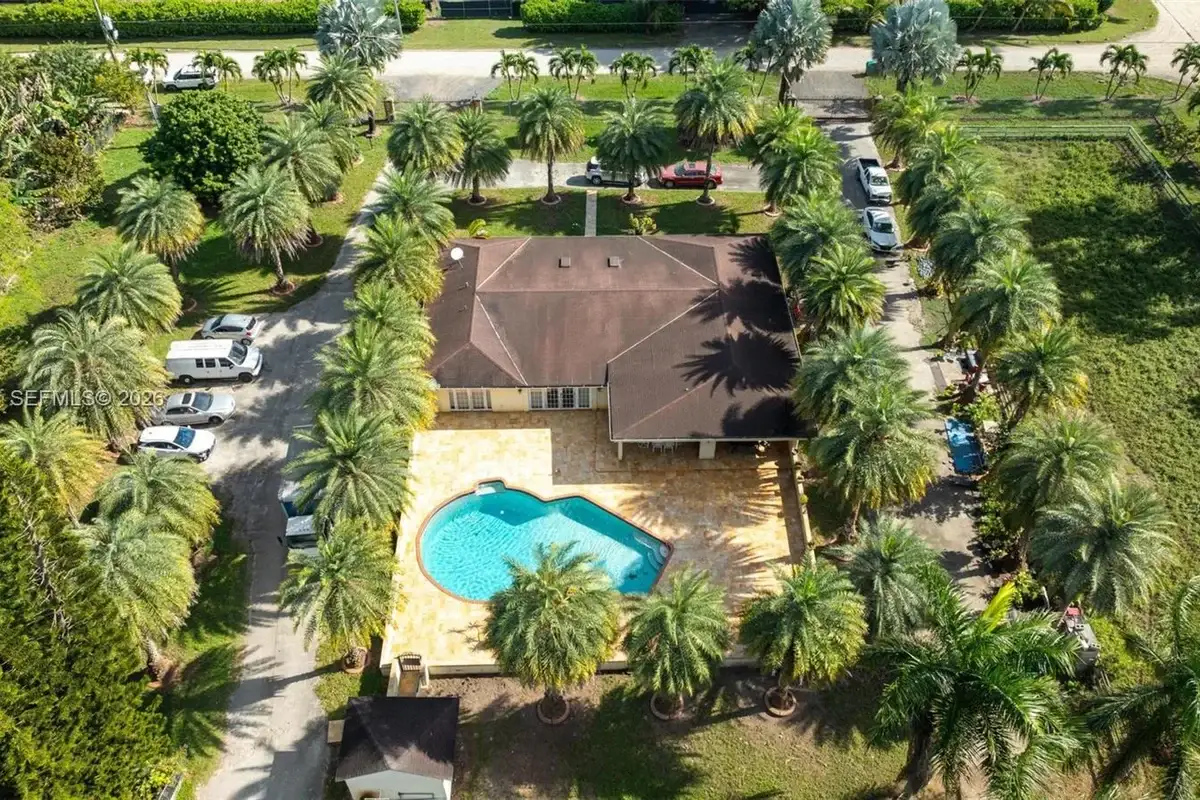 House in Miami: photo 1 of 43