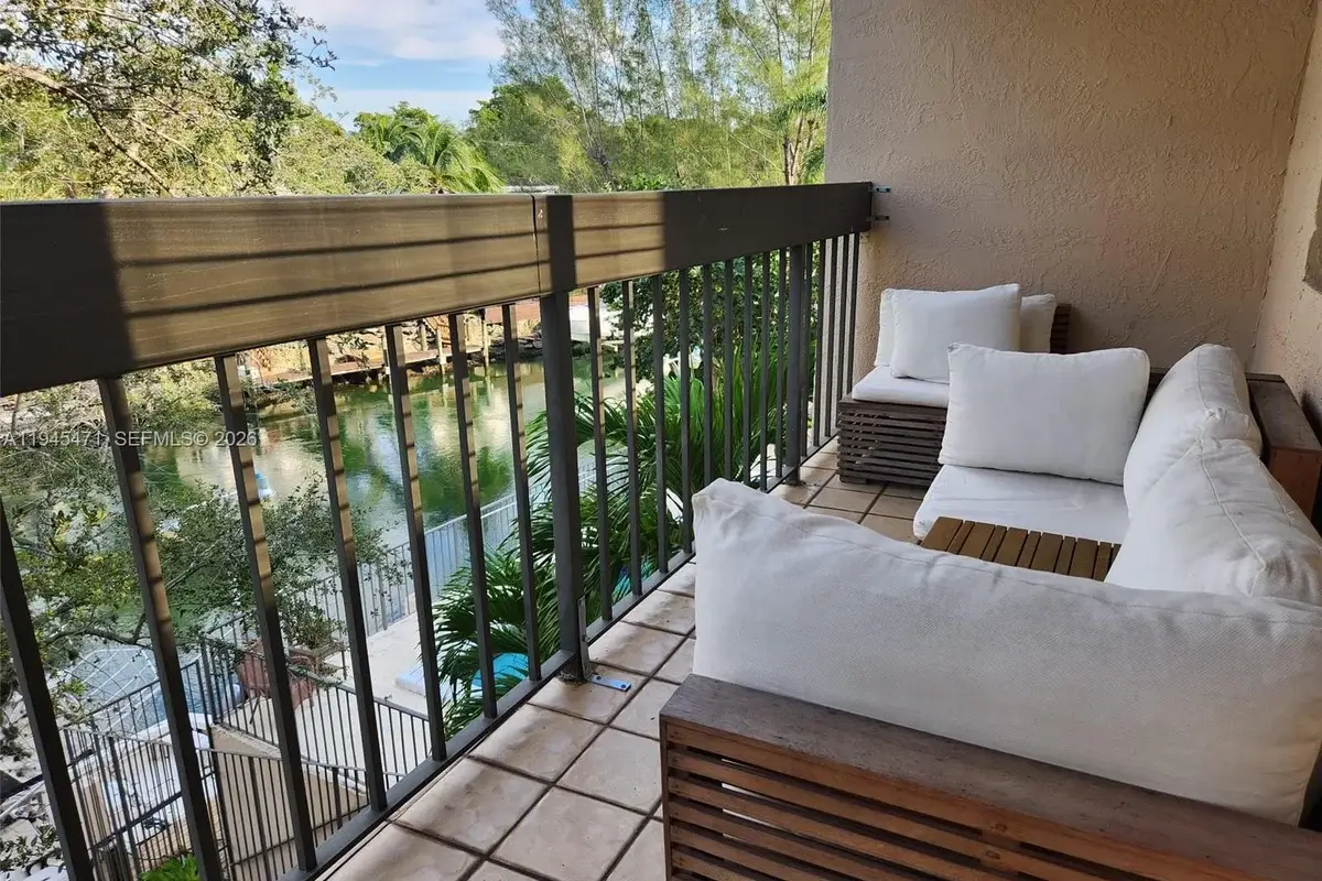 5201 Orduna Dr #14, Coral Gables: photo 1 of 37