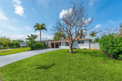 81 NE 47th St, Oakland Park: photo 1 of 27