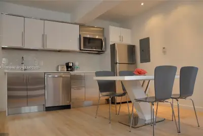 700 16th St #201, Miami Beach: photo 1 of 21