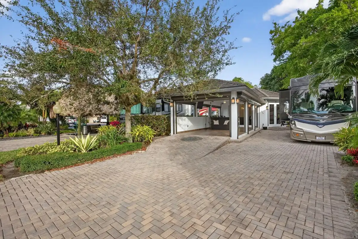 119 S Cortez Dr, Margate: photo 1 of 28