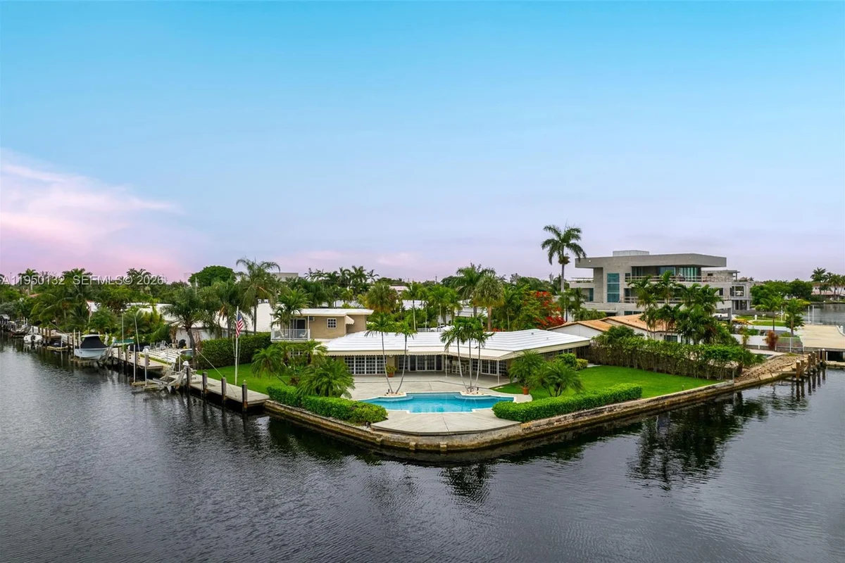 2130 NE 15th St, Fort Lauderdale: photo 1 of 33