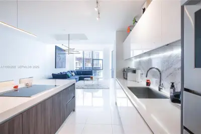 851 NE 1st Ave #2101, Miami: photo 1 of 19