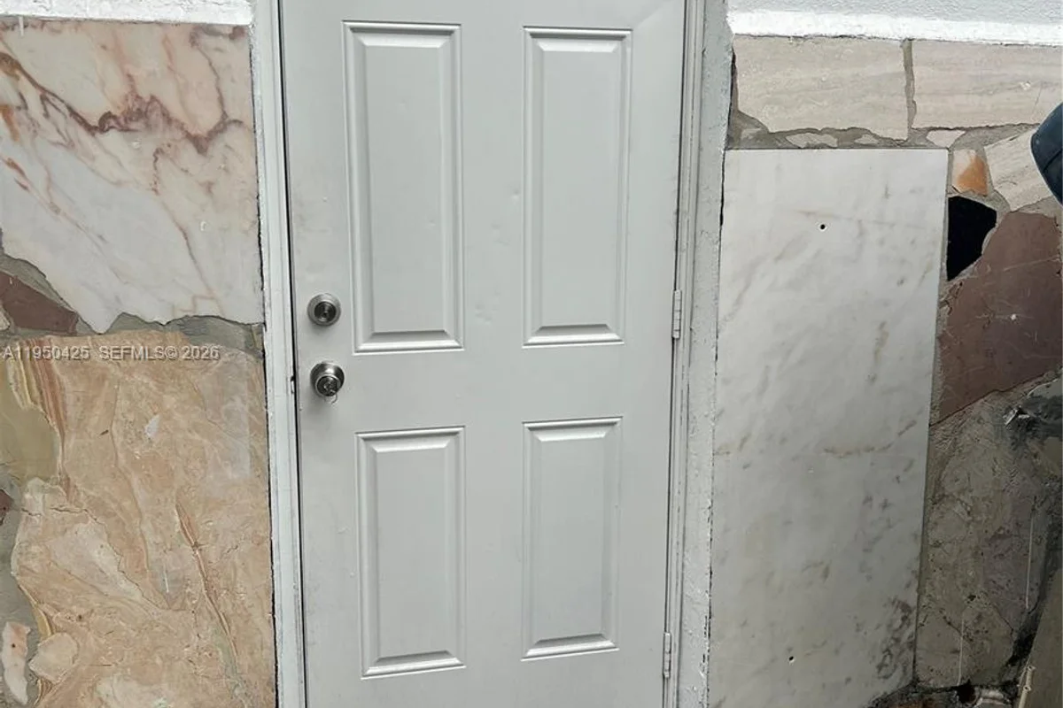 2300 NW 94th St, Miami: photo 1 of 6