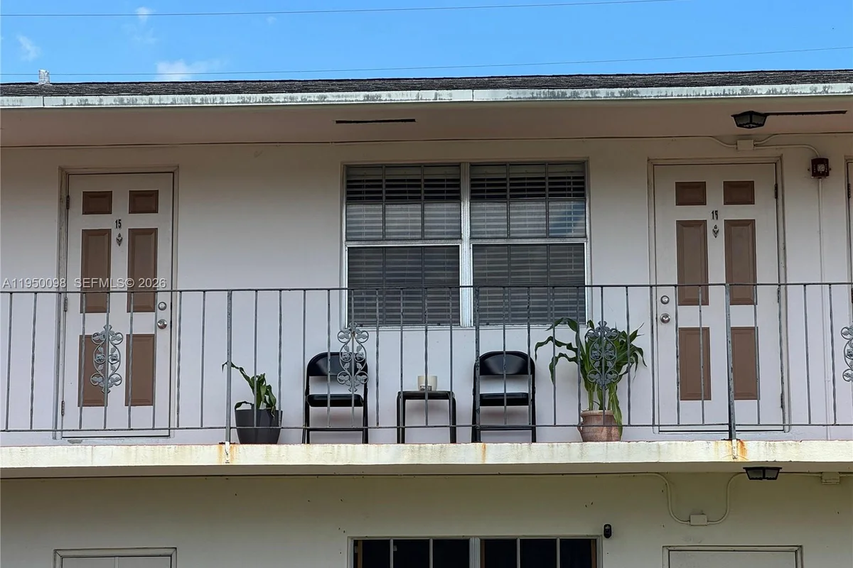 1825 Cleveland St #15, Hollywood: photo 1 of 9