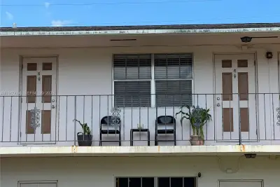 1825 Cleveland St #15, Hollywood: photo 1 of 9