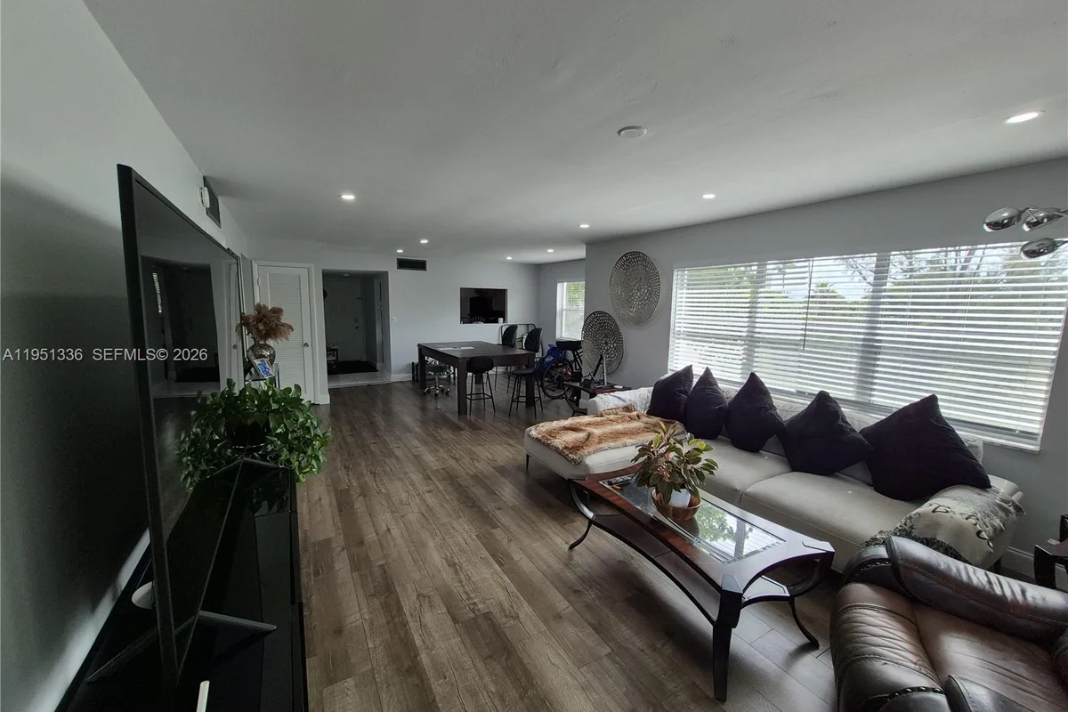 Condo in Lauderhill: photo 1 of 18