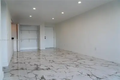 854 NW 87th Ave #405, Miami: photo 1 of 19