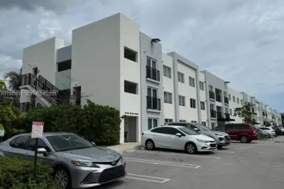 14752 NE 6th Ave #109, Miami: photo 1 of 9