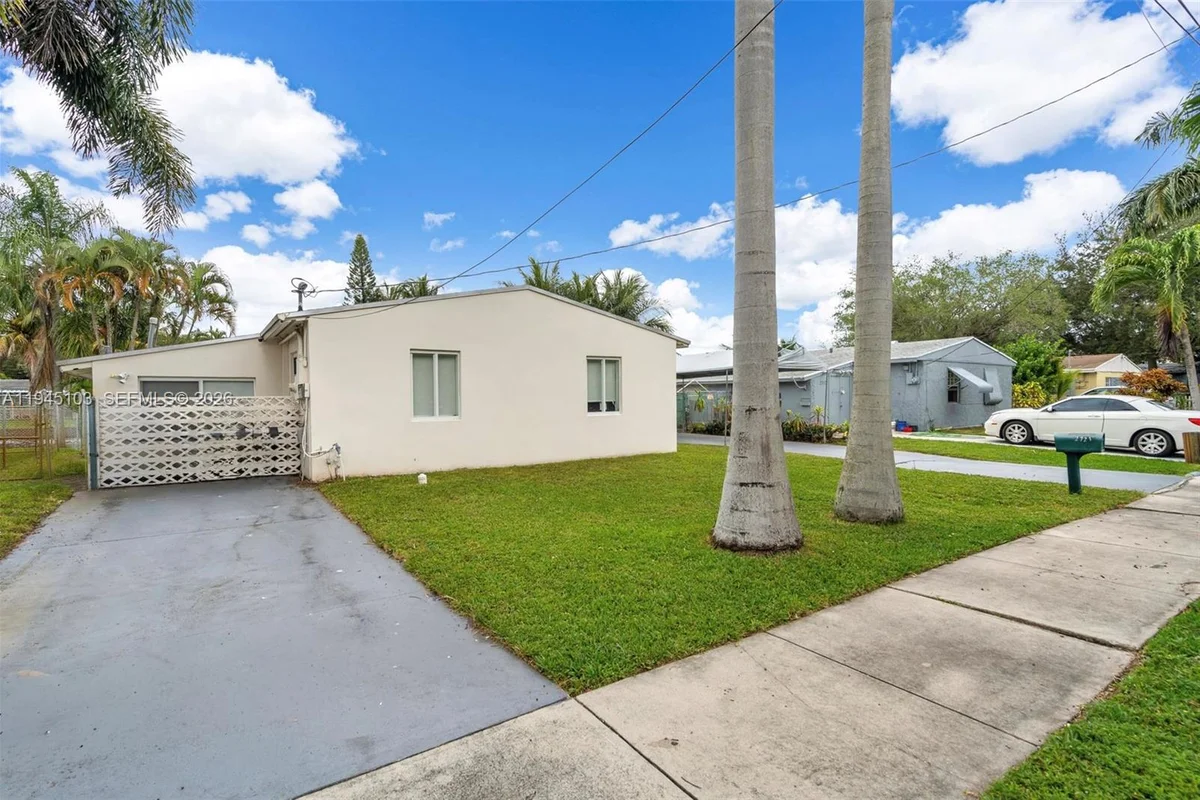 2721 Harding St, Hollywood: photo 1 of 38