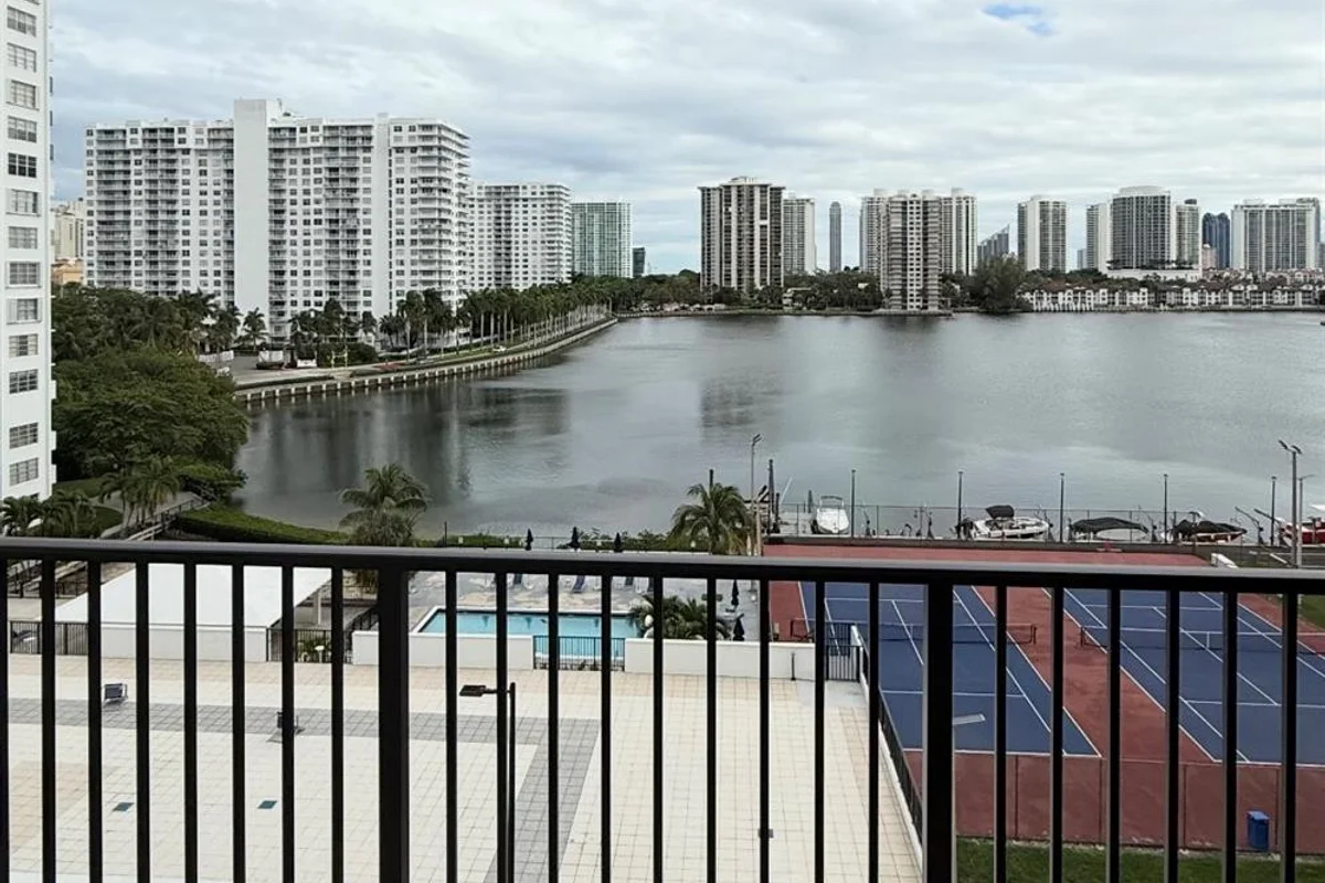 2750 NE 183rd St #709, Aventura: photo 1 of 14