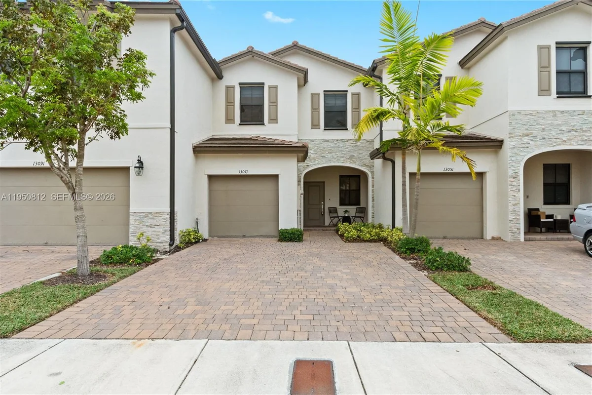 13071 SW 232nd Ln, Miami: photo 1 of 19