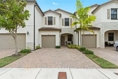 13071 SW 232nd Ln, Miami: photo 1 of 19