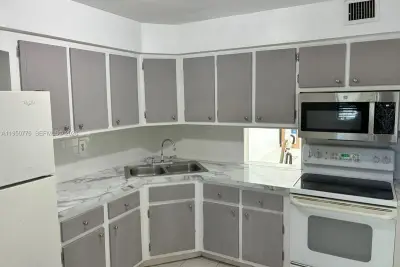 1450 NE 191st St #205, Miami: photo 1 of 8