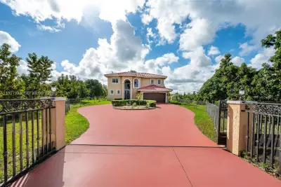 19520 SW 206th St, Miami: photo 1 of 48