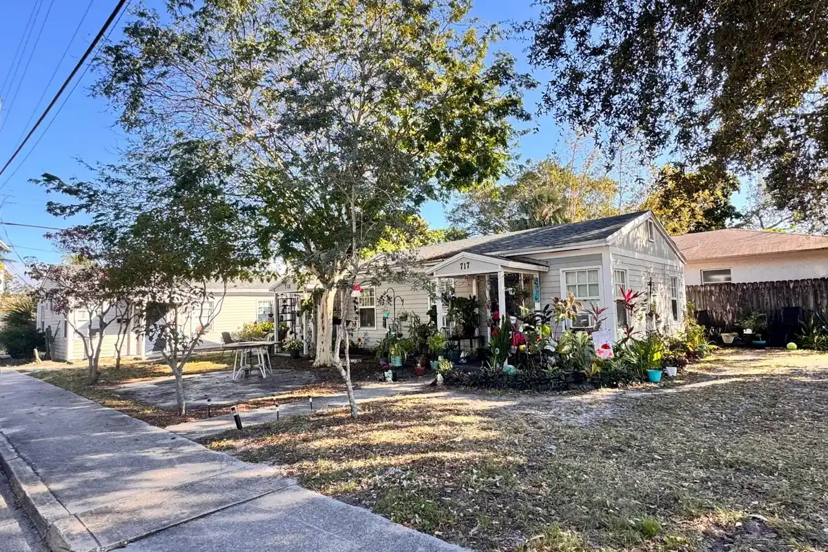 717 8th Ave N, Lake Worth Beach: photo 1 of 20