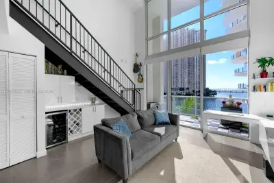 300 S Biscayne Blvd #L-410, Miami: photo 1 of 38
