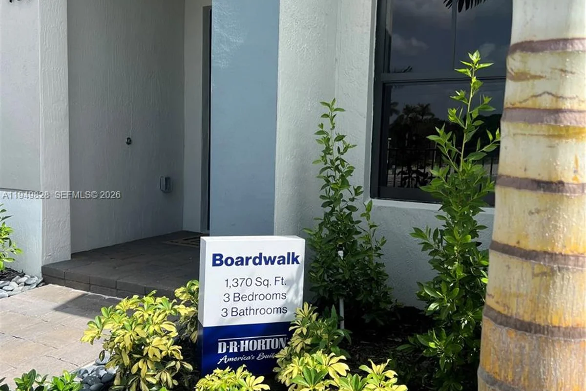 417 NE 1st Dr, Florida City: photo 1 of 14