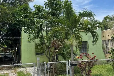 1120 NW 31st St, Miami: photo 1 of 10