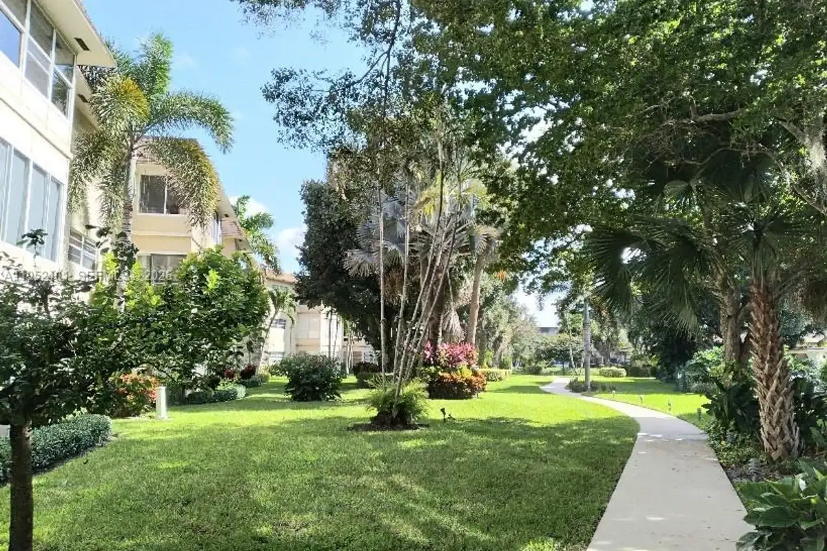 5100 NW 35th St #101, Lauderdale Lakes: photo 1 of 30