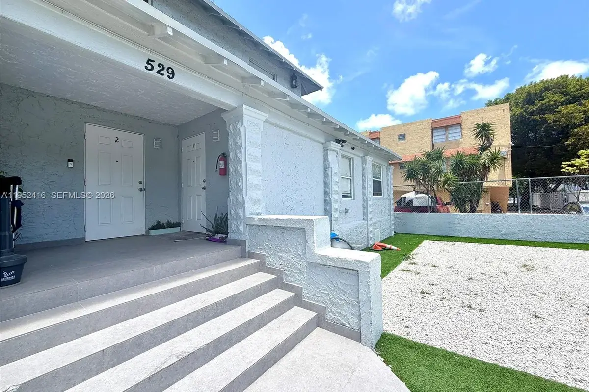 529 SW 3rd St, Miami: photo 1 of 17