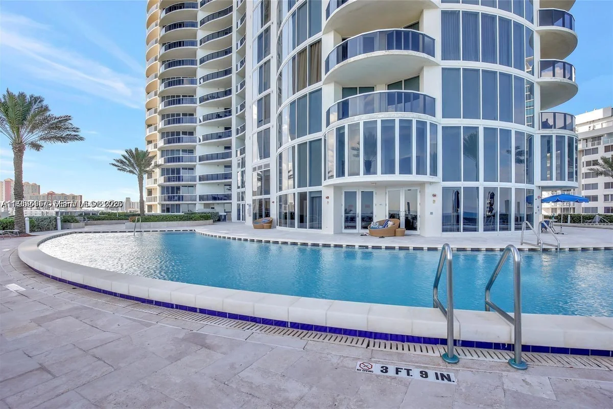 17201 Collins Ave+den #1403, Sunny Isles Beach: photo 1 of 58