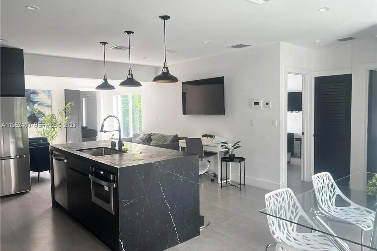 15 NW 52nd St, Miami: photo 1 of 30