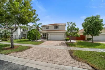 507 SE 31st Ave, Homestead: photo 1 of 35