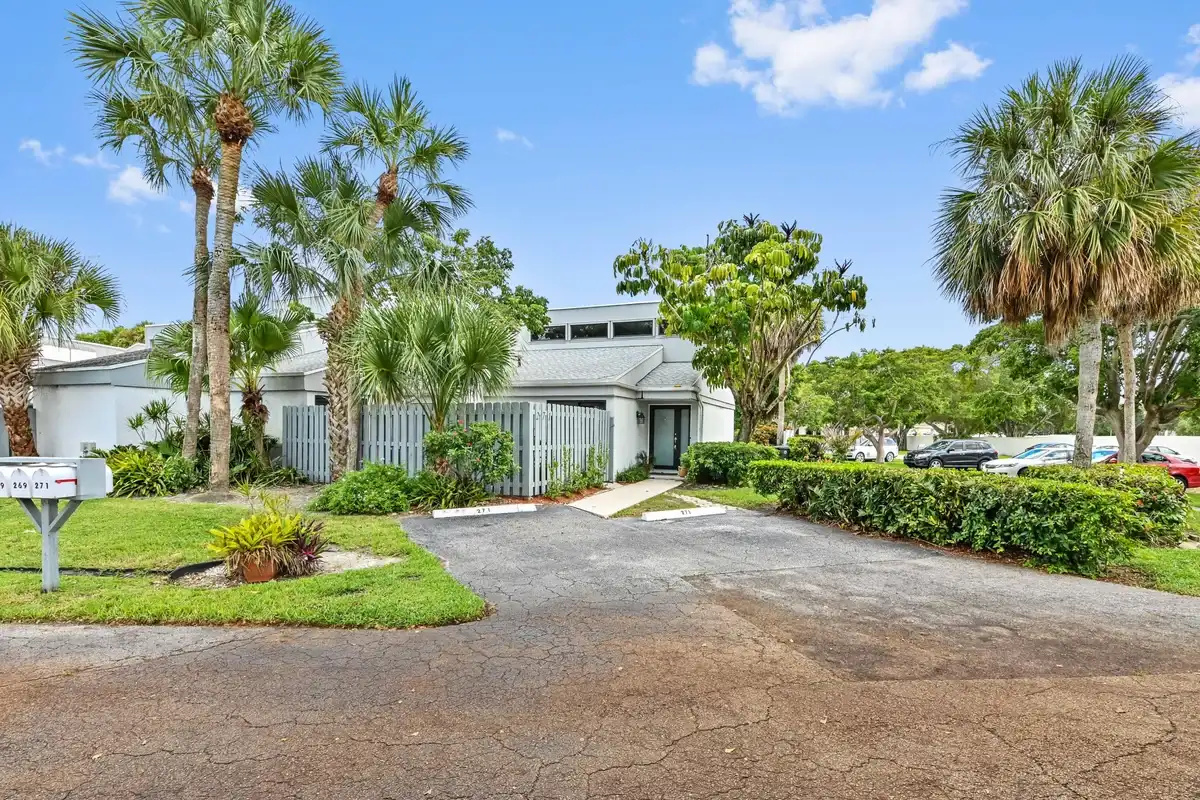 271 NW 15th St, Boca Raton: photo 1 of 35