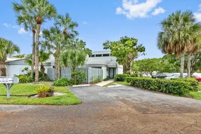 271 NW 15th St, Boca Raton: photo 1 of 35