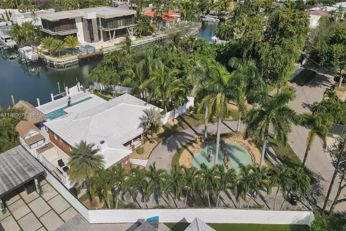 1995 N Hibiscus Dr, North Miami: photo 1 of 48
