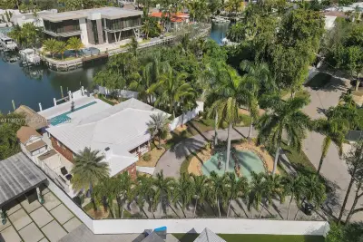 1995 N Hibiscus Dr, North Miami: photo 1 of 48