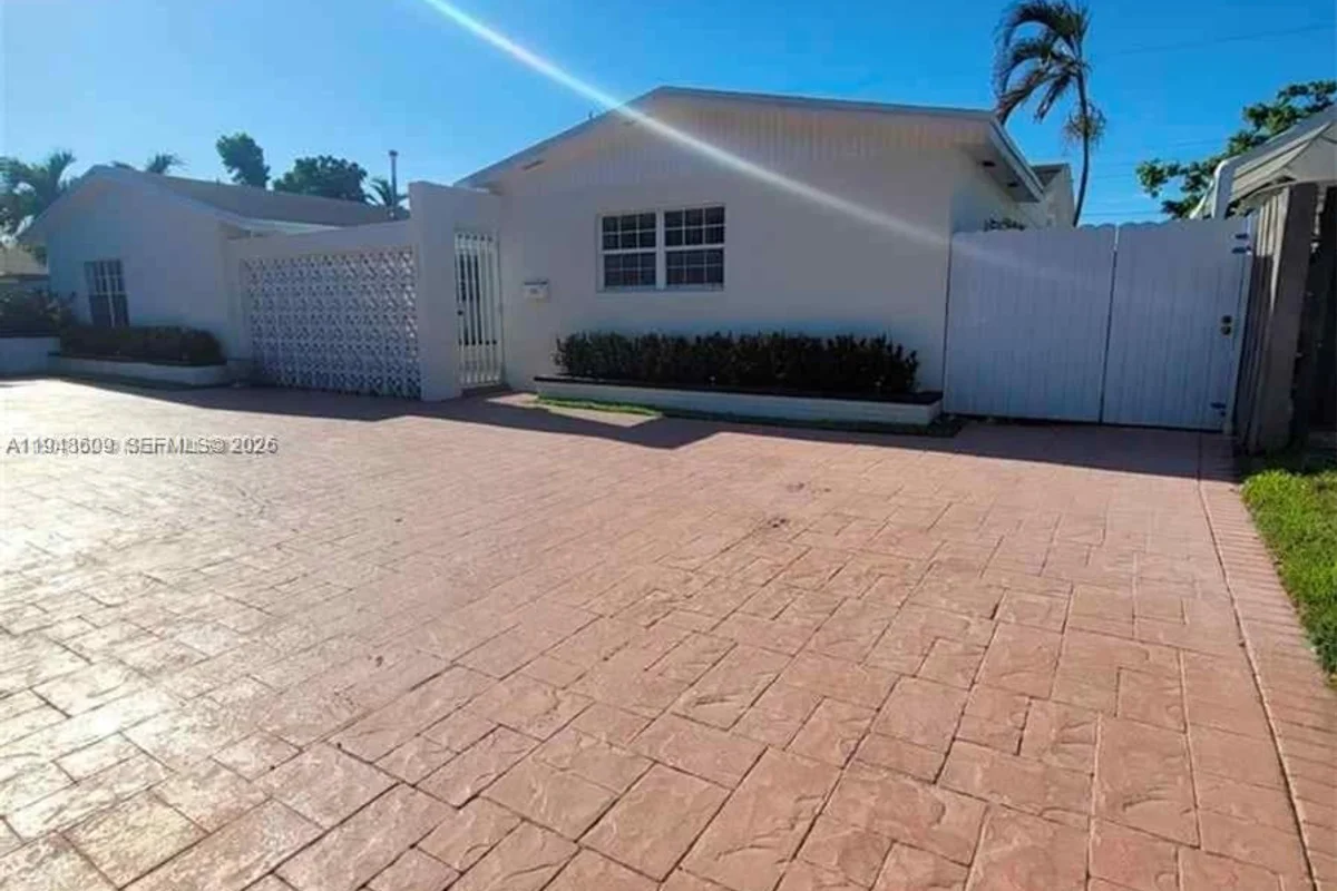 12305 SW 42nd St, Miami: photo 1 of 11