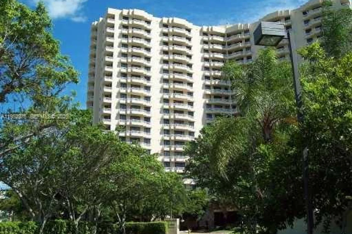 3300 NE 192nd St #914, Aventura: photo 1 of 4