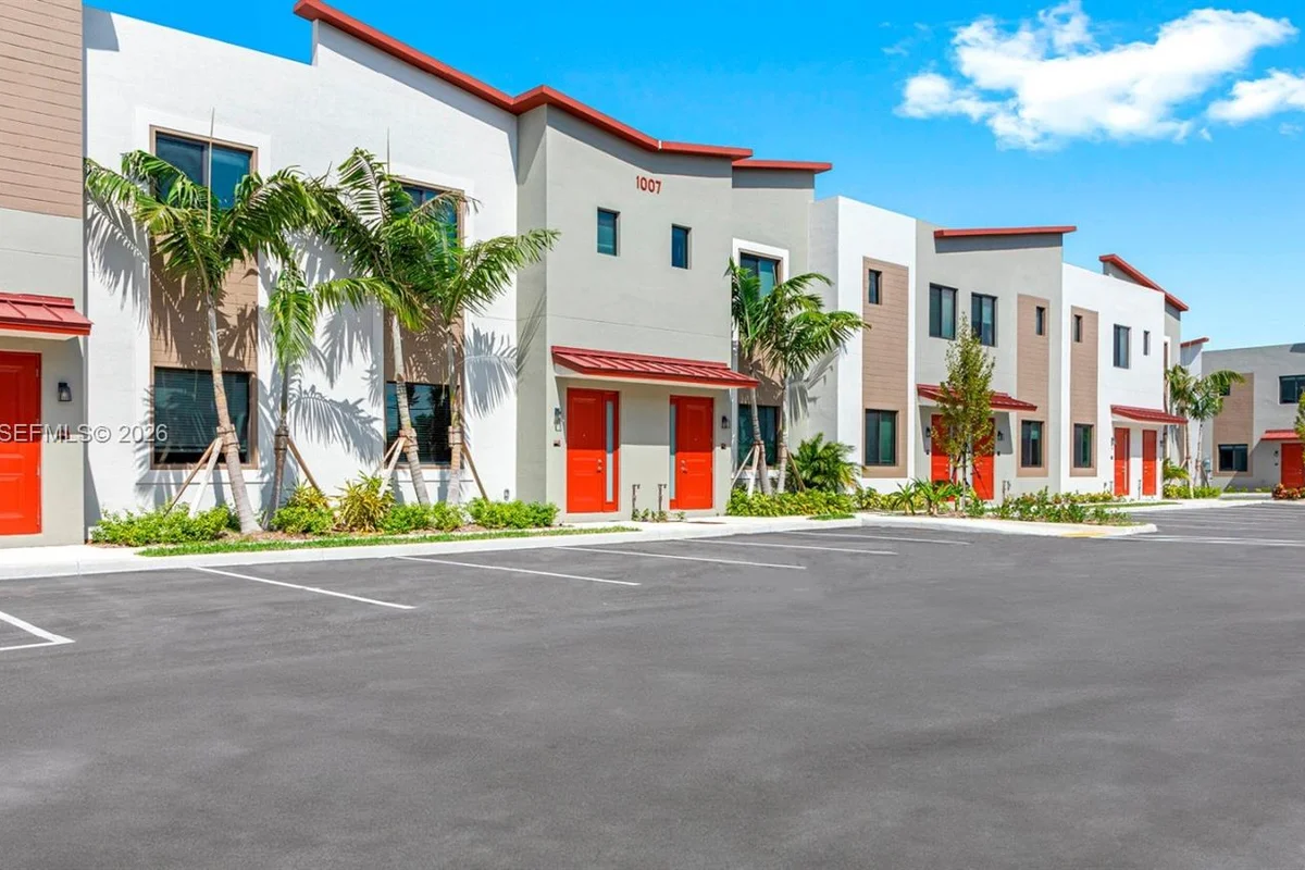 1001 NE 58th St #B, Oakland Park: photo 1 of 47