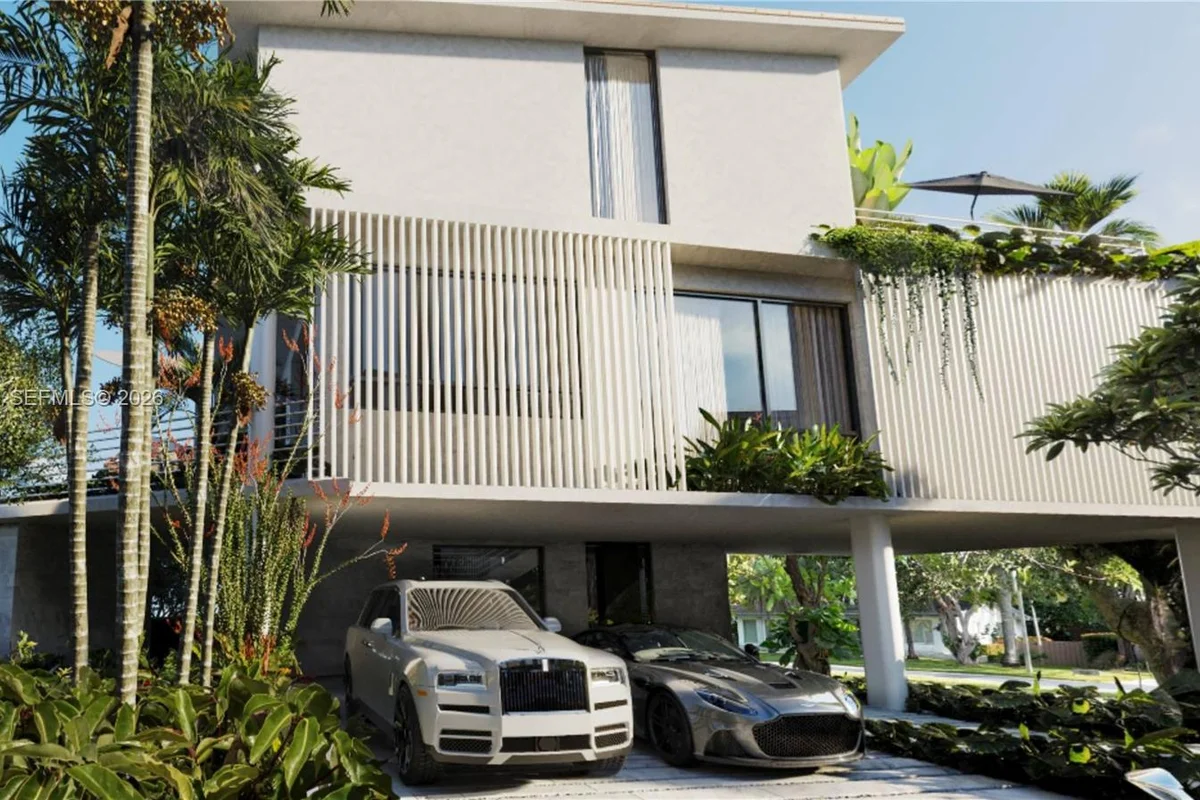 7150 NE 72nd St, Miami: photo 1 of 4