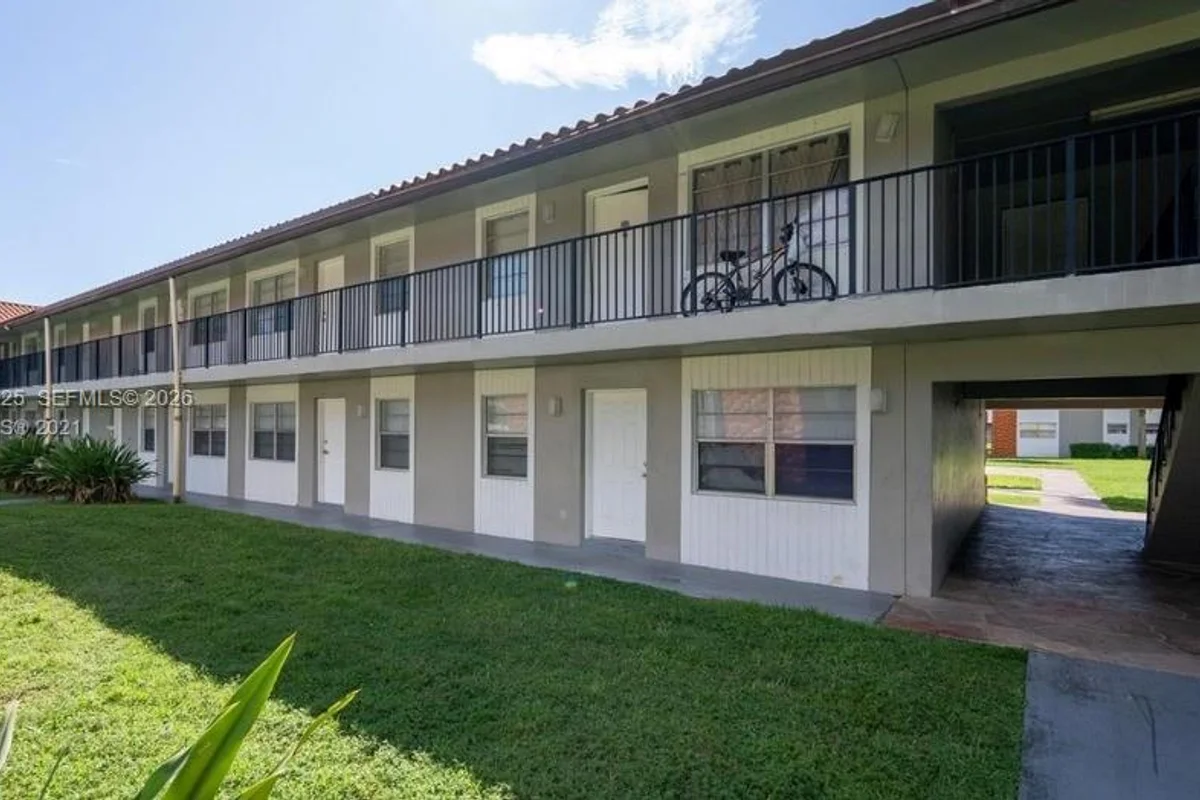1200 SW 50th Ave #207-3, North Lauderdale: photo 1 of 8