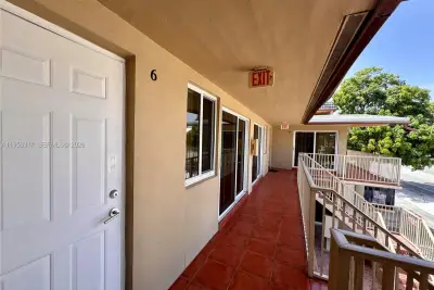1595 NE 125th St #6, North Miami: photo 1 of 8
