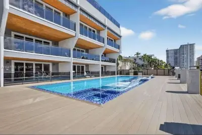 3826 NE 171st St, North Miami Beach: photo 1 of 40