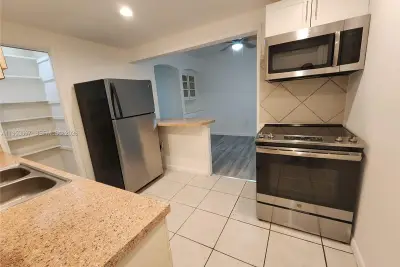 405 NW 64th St #2, Miami: photo 1 of 12