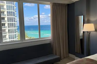 19201 Collins Ave #1018, Sunny Isles Beach: photo 1 of 9