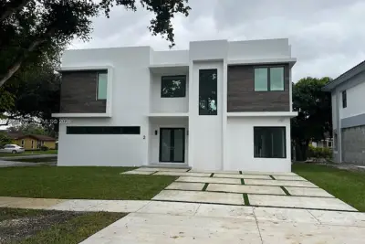 2 Hough Dr, Miami Springs: photo 1 of 24