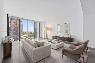 68 SE 6th St #2110, Miami: photo 1 of 45