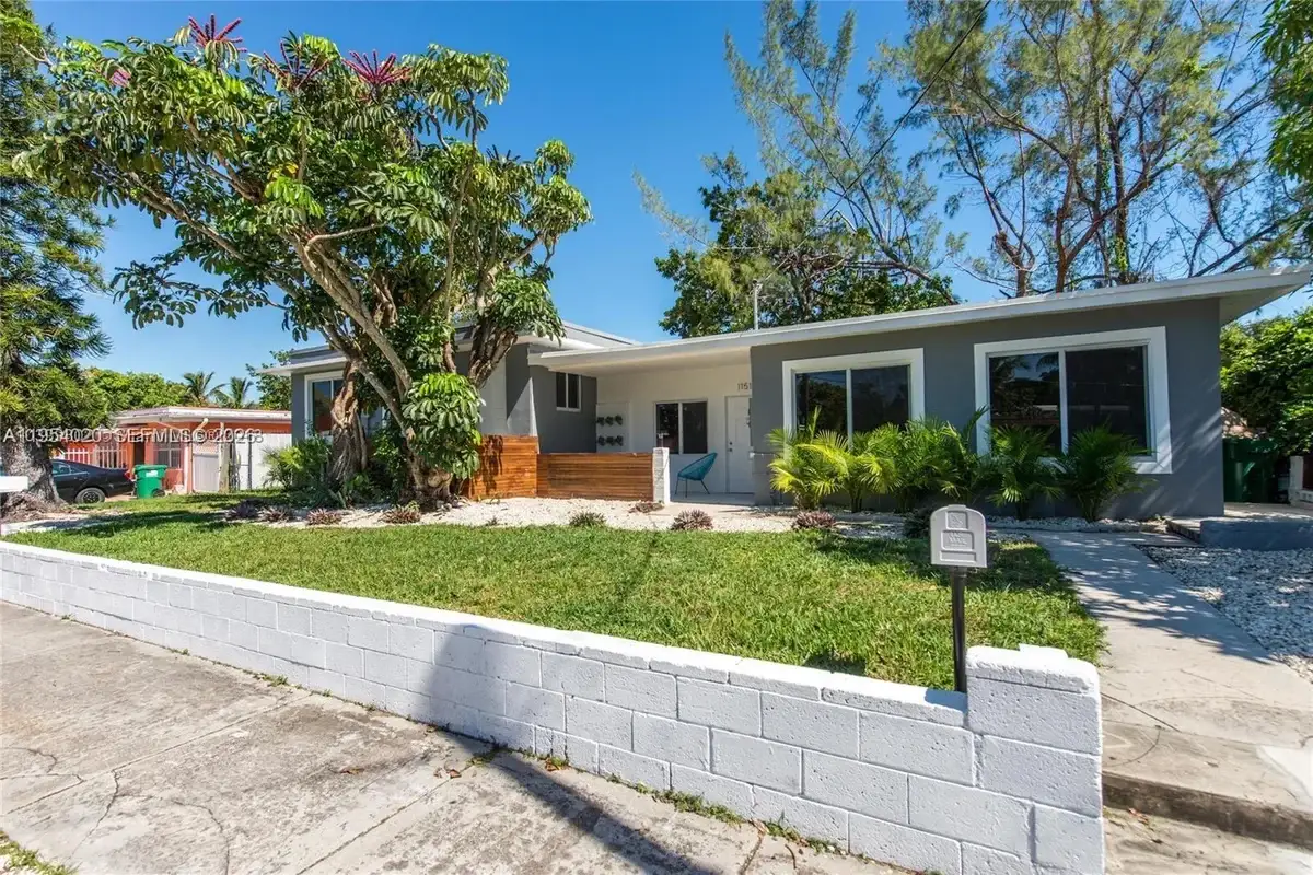 11515 NE 12th Ave, Miami: photo 1 of 15