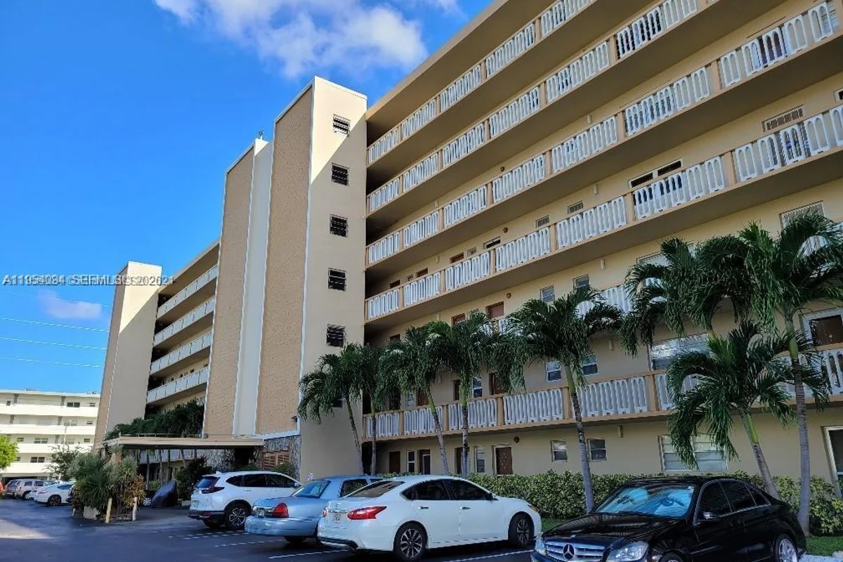 319 NE 14th Ave #607, Hallandale Beach: photo 1 of 18